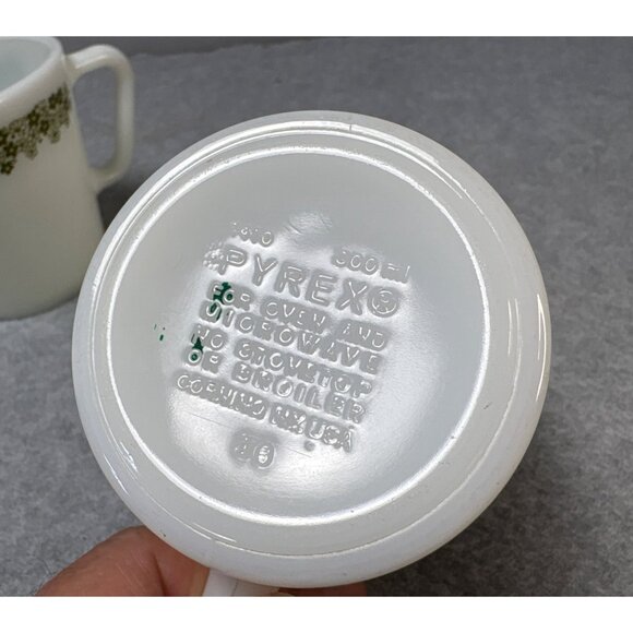 Pyrex Crazy Daisy 300ml Milk Glass Coffee Mugs Set of 2 Vintage USA 1970s - Picture 3 of 6